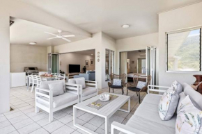 Blanco Beachfront Beauty - Chic Palm Cove Hideaway